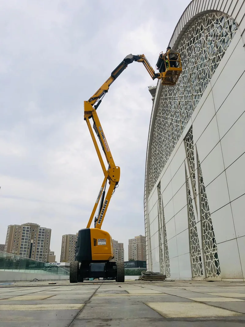 Bina cephesine uzanan eklemli platform