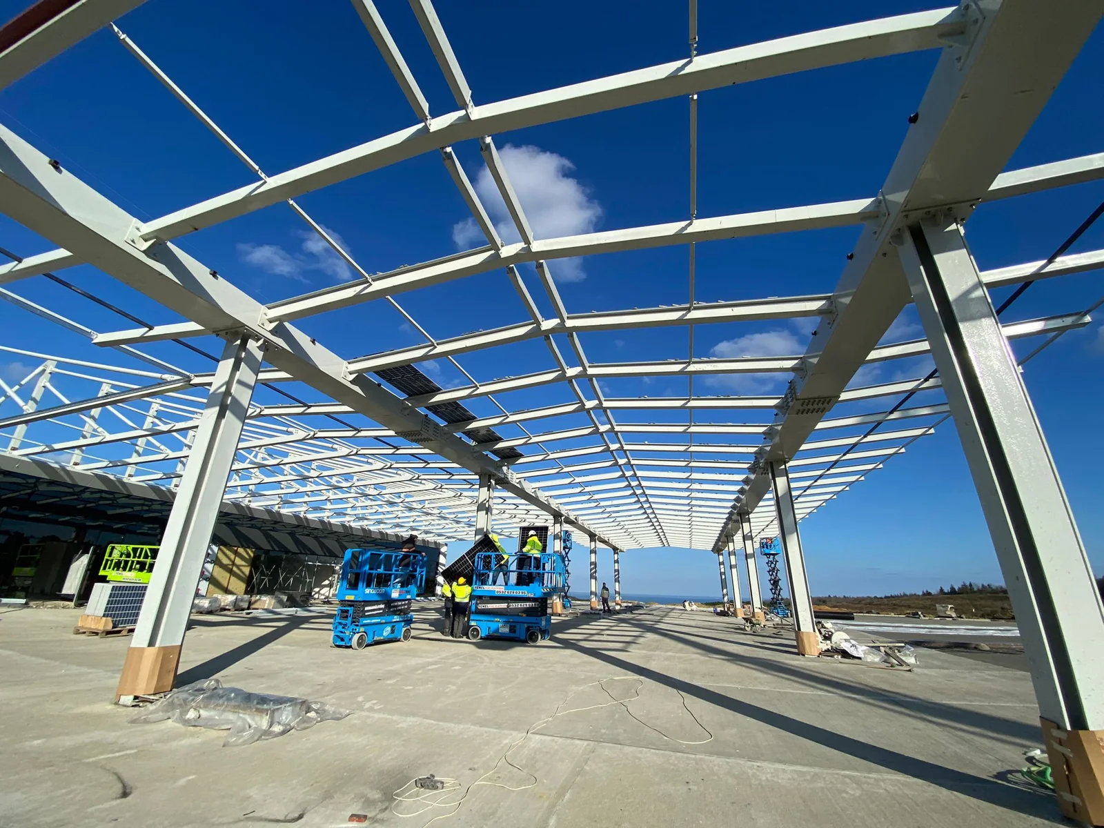 Çelik yapı altında platformlarla yürütülen çalışma